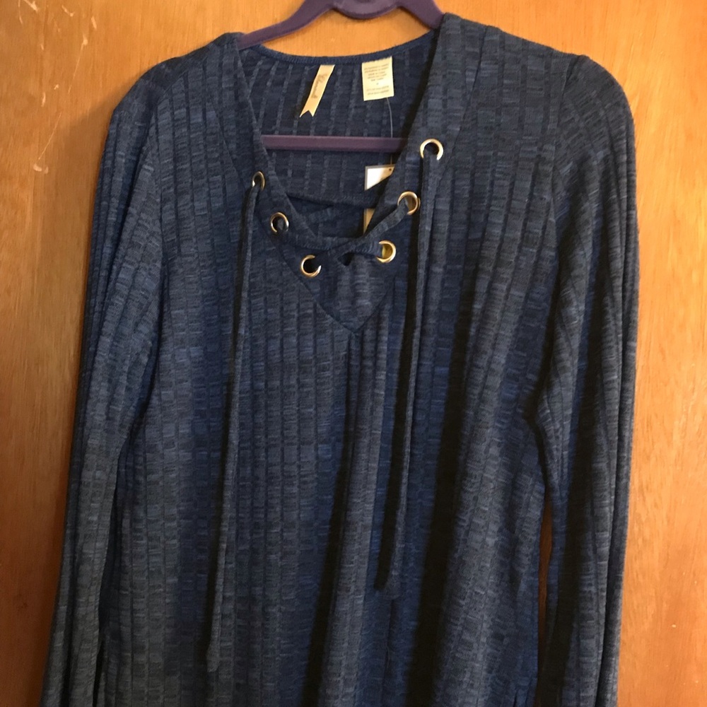 Ladies tie top with grommets